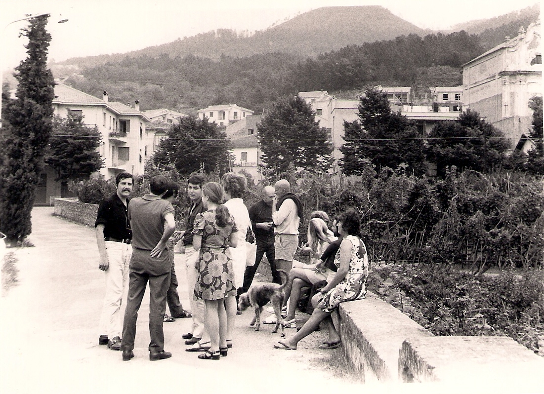 gruppo di artisti sul ponte di eze.jpg